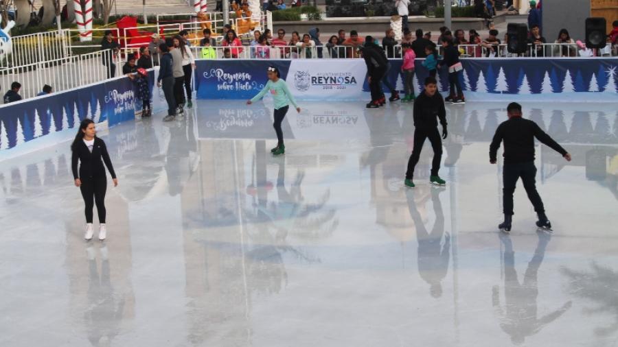 Chicos y grandes disfrutan la pista de hielo