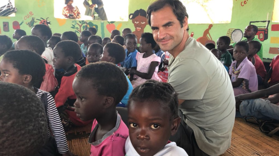 Roger Federer da clases en África