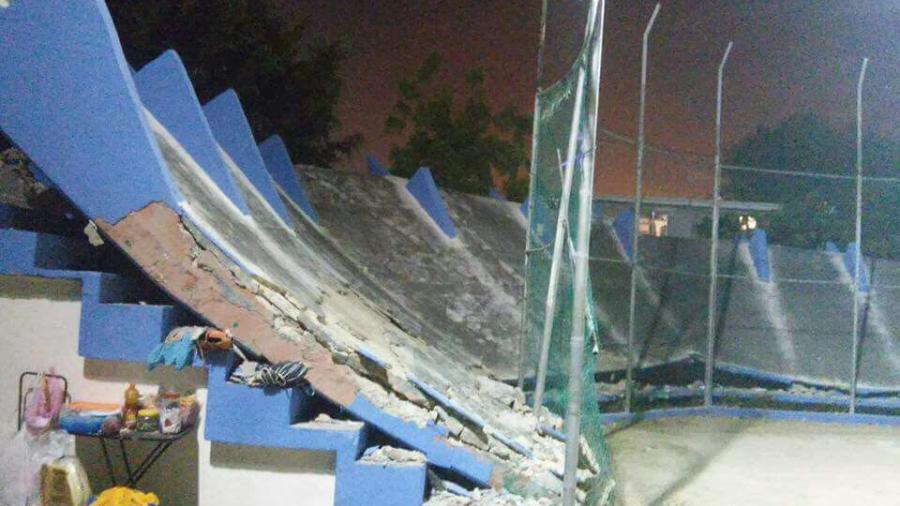 Se desploma techo de gradas en campo Benito Juárez 