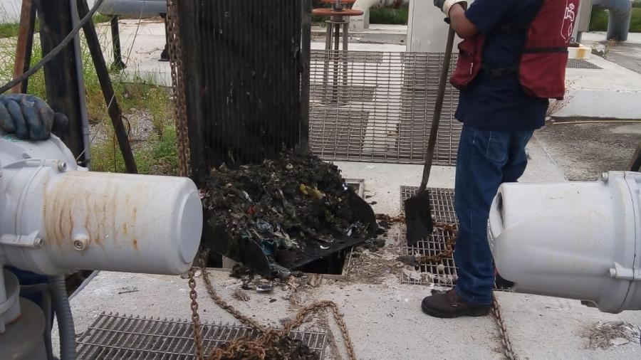 Arrojar basura a la calle provoca obstrucción en canastillas de Cárcamos: COMAPA