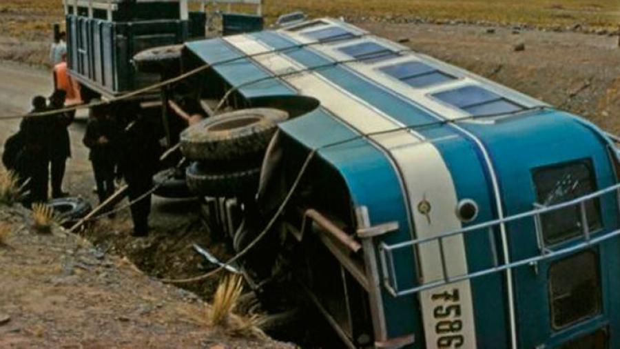 Fallecen 18 tras choque de autobús y furgoneta