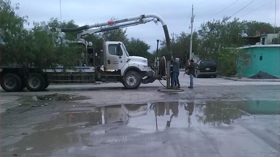 Cuadrillas de COMAPA normalizan servicio de drenaje en Riberas del Carmen
