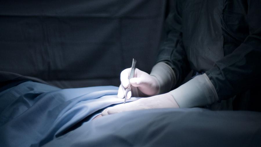 Mujer muere tras cirugía estética y cirujano presuntamente se fuga 