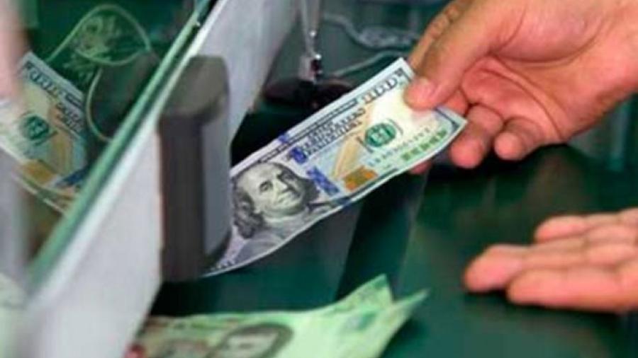 Se vende el dólar en $17.95 en promedio en casas de cambio