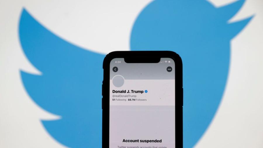Caen acciones de Twitter tras suspensión de Trump 