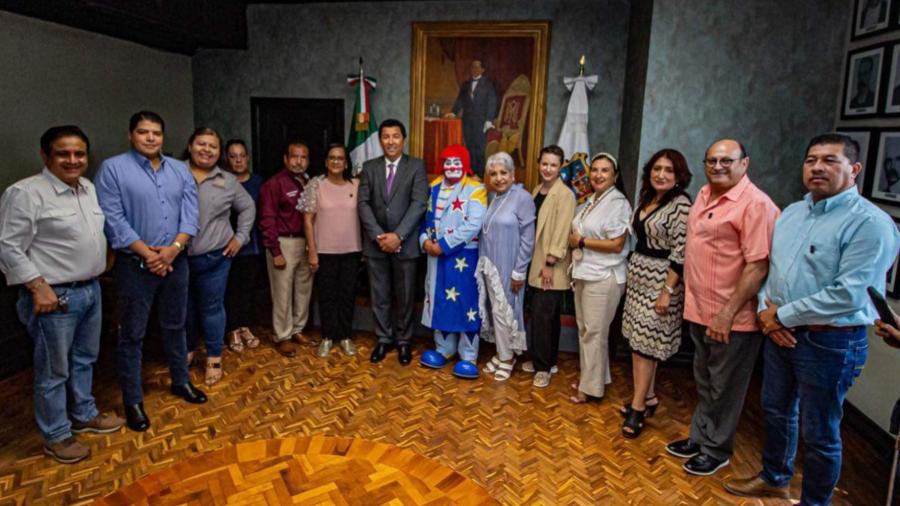 Alcalde y Cabildo matamorense homenajean trayectoria de Huevolito 