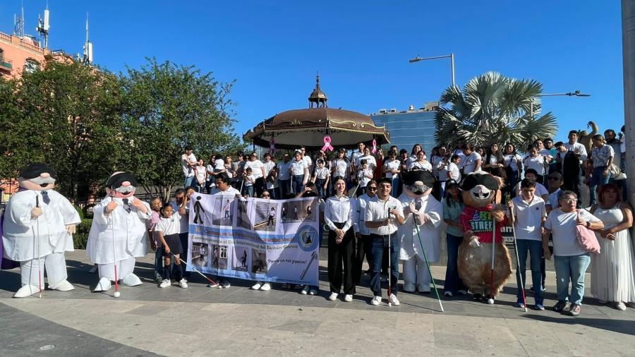 Llaman a respetar guías podotáctiles en el Día del Bastón Blanco