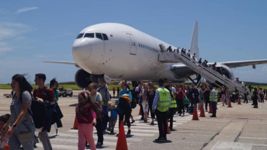 Tras meses de bloqueo, aterriza vuelo con turistas rusos en Venezuela 