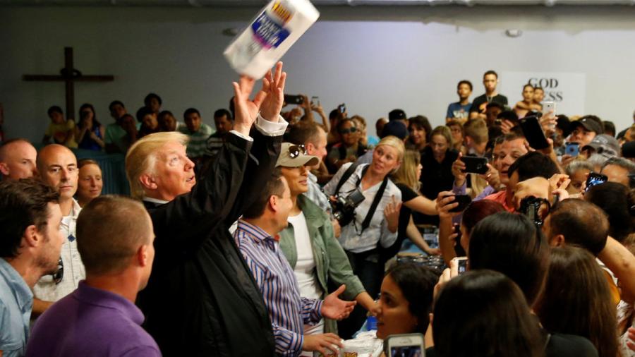 Trump lanza paquetes de papel en ayuda a Puerto Rico