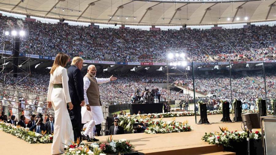 Ante 100 mil personas, Trump comienza visita oficial en India