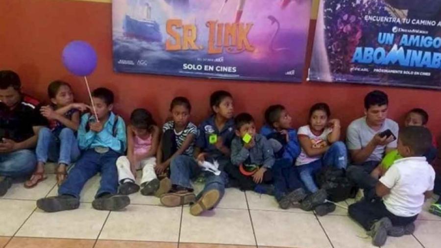 Maestro lleva a sus alumnos al cine por primera vez