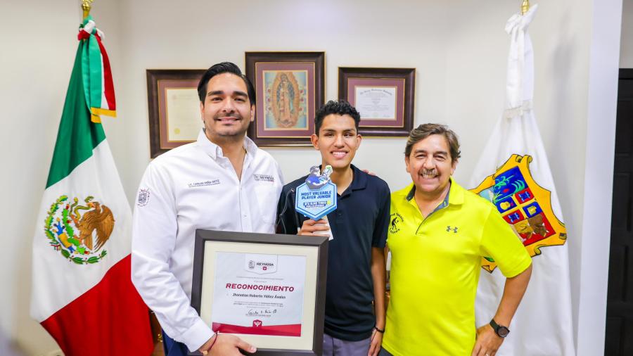 Alcalde Carlos Peña Ortiz entrega reconocimiento a destacado deportista