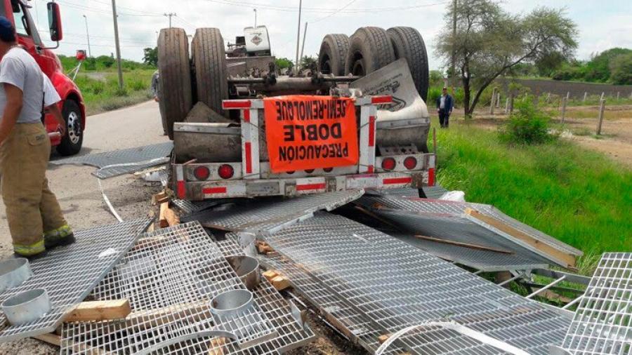 Vuelca tráiler en la carretera Tampico-Mante