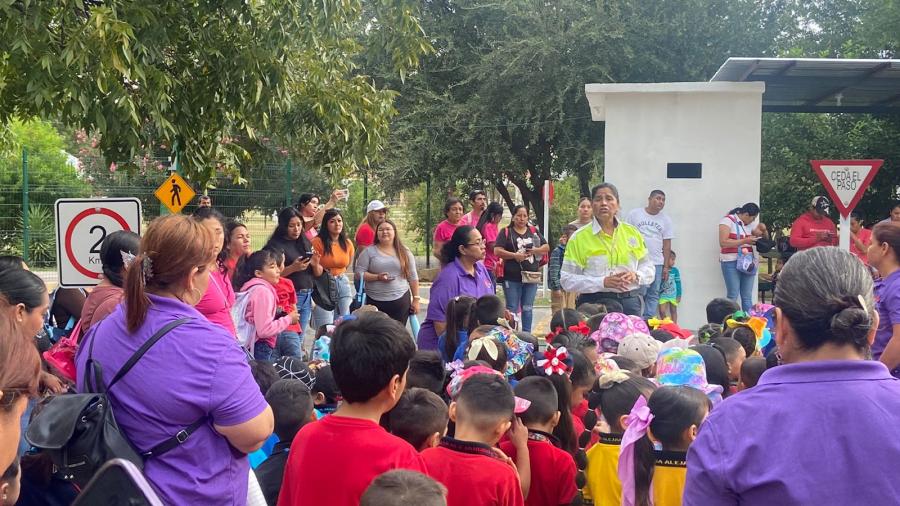 Niños y padres de familia se divierten y aprenden en escuelita vial
