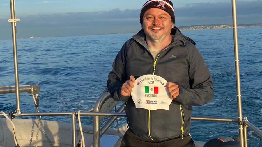Mexicano cruza nadando Canal de la Mancha en 15 horas y 6 minutos 