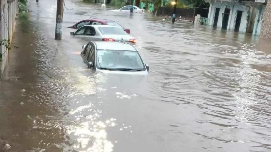 Fuertes lluvias dejan inundaciones en 32 colonias de Veracruz