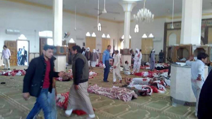 Ataque en mezquita deja al menos 155 muertos en Egipto 