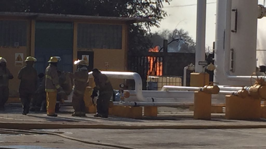 Explota línea de compresión de gas en instalaciones de Pemex