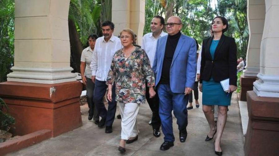 Presidenta chilena visita escuela cubana “Salvador Allende”