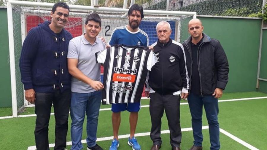 El ‘Loco’ Abreu firma con el club número 30 en su carrera profesional