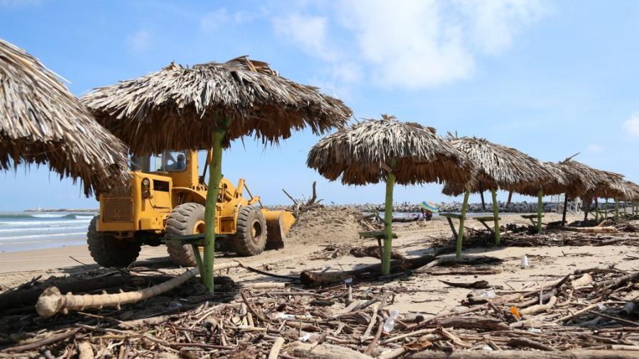 Refuerzan limpieza en playa Miramar 