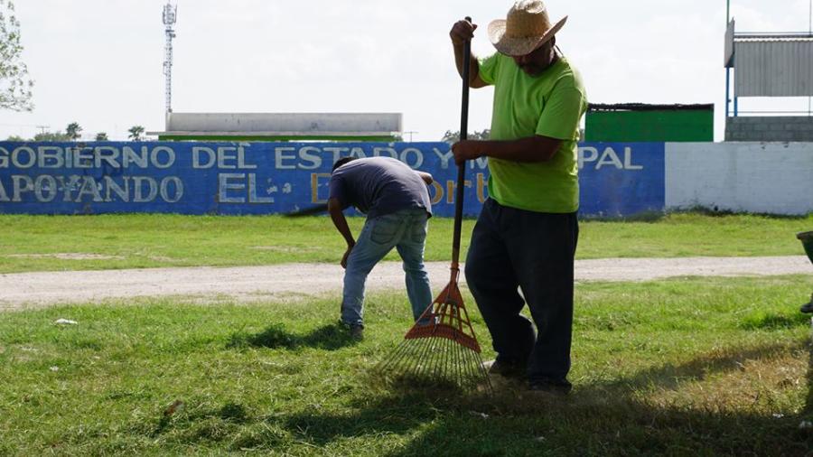 Realizan mantenimiento en parque de béisbol
