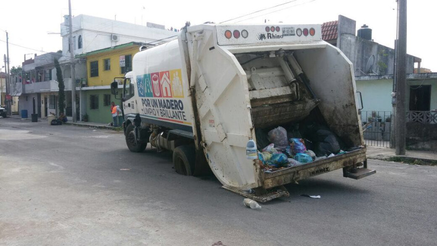 Se hunde cami&oacute;n de basura en socav&oacute;n