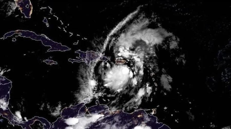 Tormenta "Isaías" llega a Puerto Rico con viento y lluvia