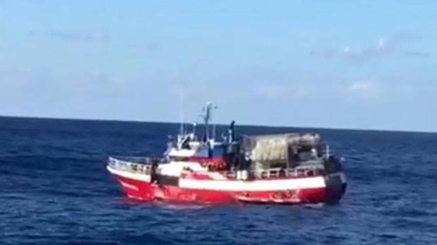 Detienen a migrantes que cruzaban en lancha de Francia a Reino Unido