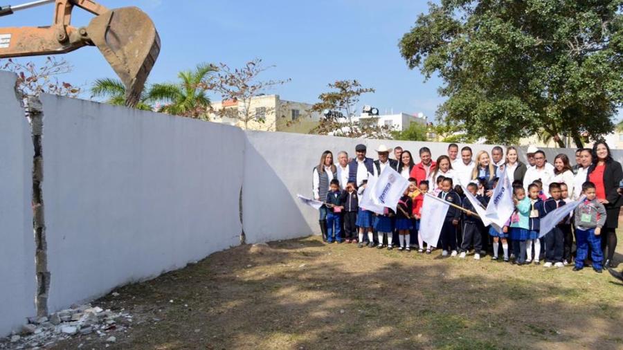 Tumban barda por ser un riesgo para niños de un preescolar