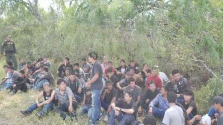 Rescatan a 110 migrantes de camión abandonado en Texas