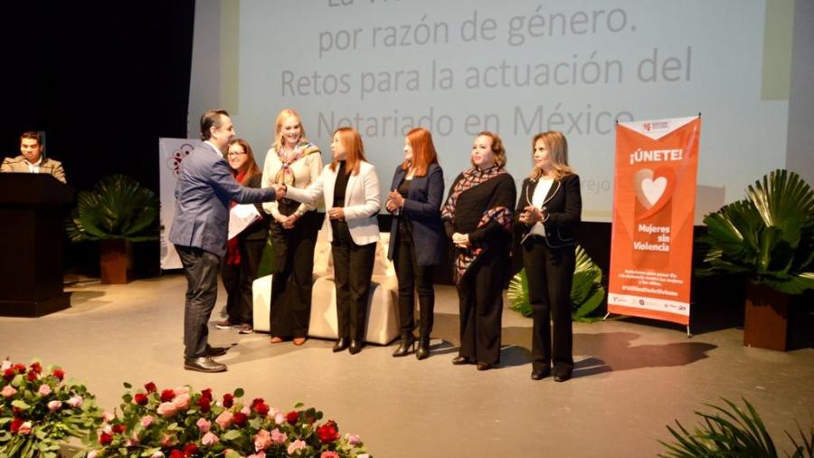 Capacitan a Notarios Públicos sobre perspectiva de género