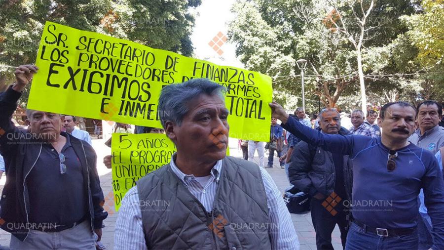 Proveedores de uniformes exigen al gobierno de Oaxaca pago de 134 mdp