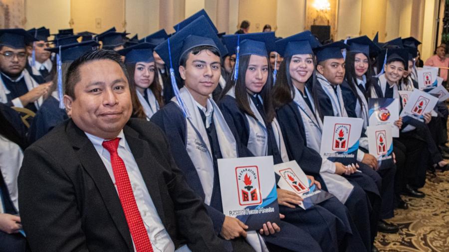 Reconoce Alcalde Dr. Rubén Sauceda calidad educativa de   la prepa “Ricardo Flores Magón”, al asistir a graduación