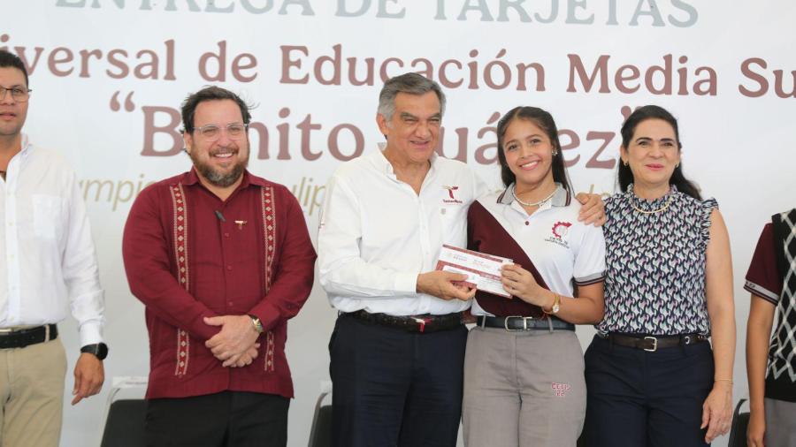 Entrega gobernador a estudiantes de la zona sur becas federales “Benito Juárez”