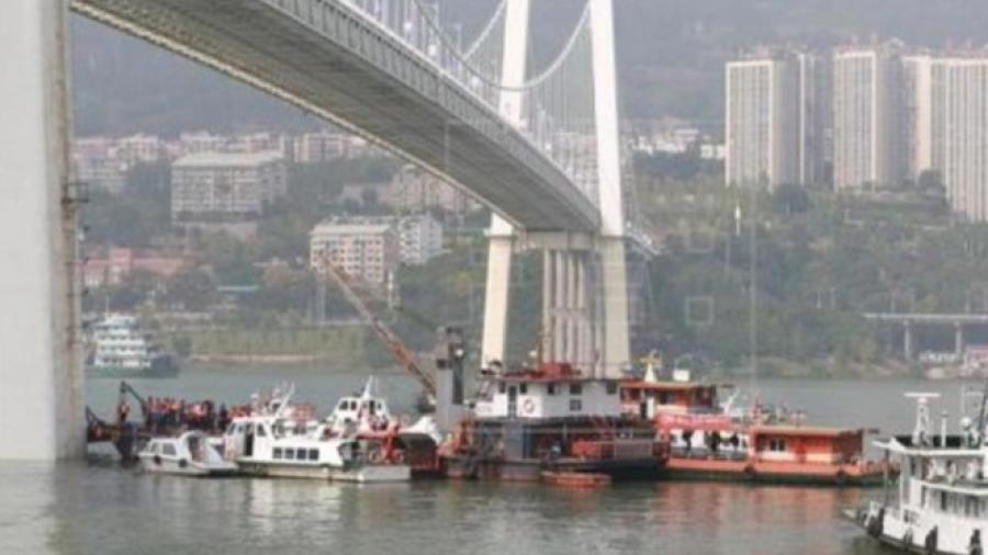 2 muertos tras caída al río de autobús en China