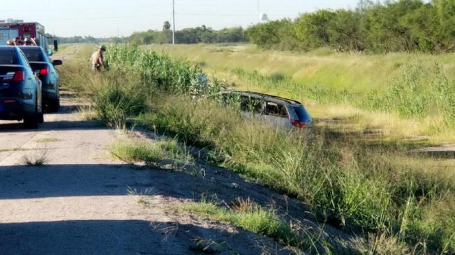 Autoridades investigan accidente en una canal