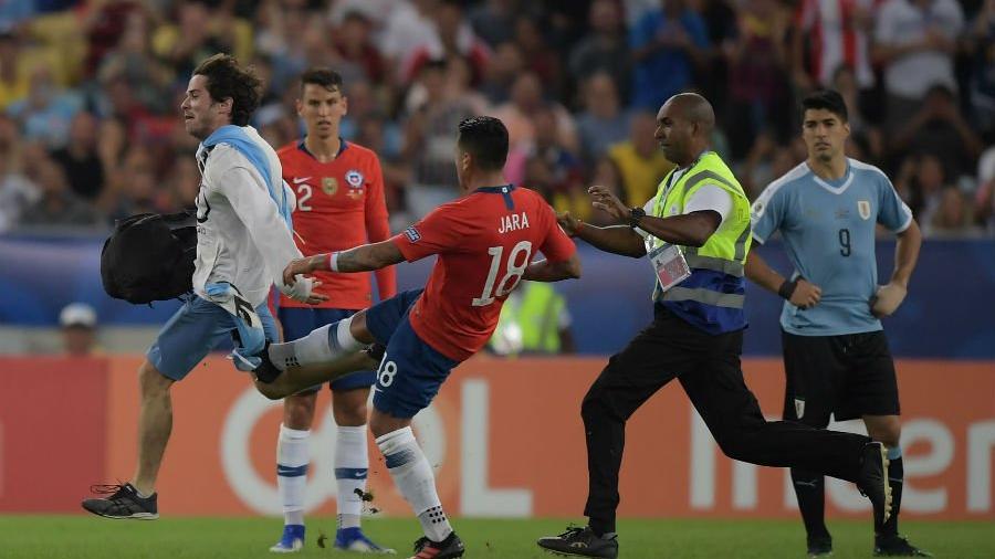 La patada de Jara a un hincha genera un debate