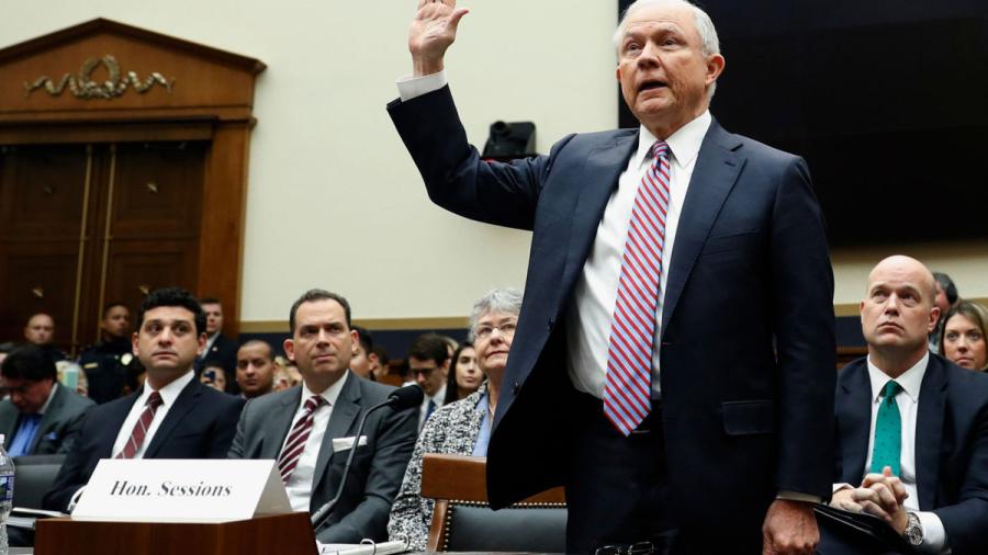 Sessions admite haber tenido relación en el Kremlin