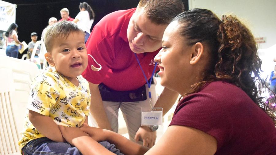 Apoyo a las familias con aparatos auditivos