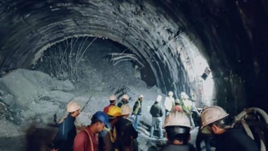 Más de 30 obreros atrapados por derrumbe de un túnel en India