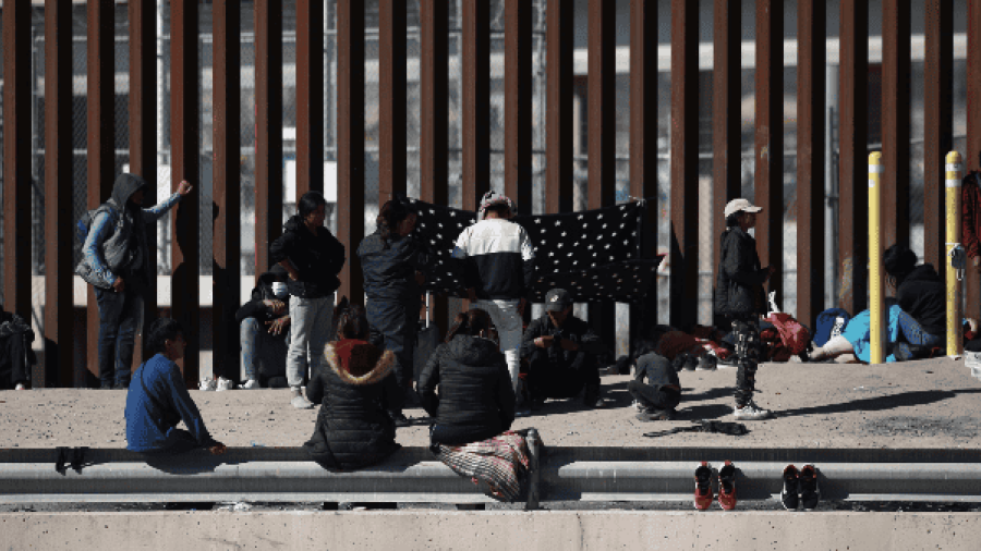 Gobierno de Trump autoriza detener a migrantes en escuelas, hospitales e iglesias