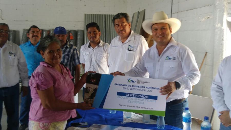 Entregan paquetes de aves de postura para el sector rural