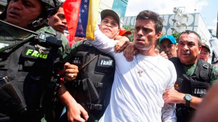 Leopoldo López sale de la cárcel
