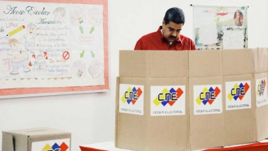 Presidente de Venezuela, primero en votar