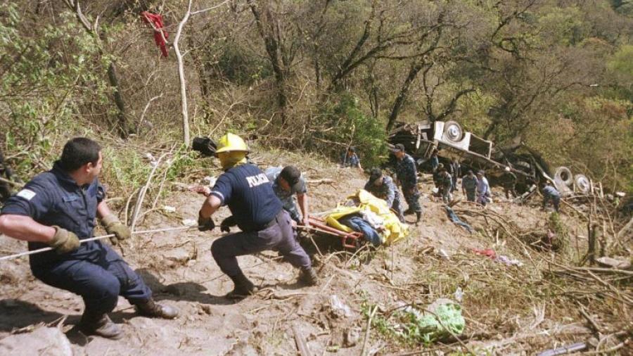 Al menos 10 muertos tras caída de minibús a abismo en Perú