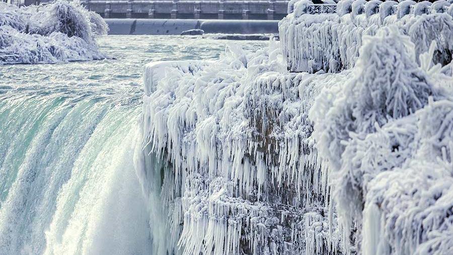 Intenso frío congela las Cataratas del Niágara