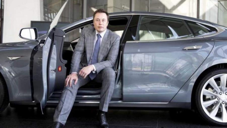 Tesla contratará personas, aunque no tengan título universitario 