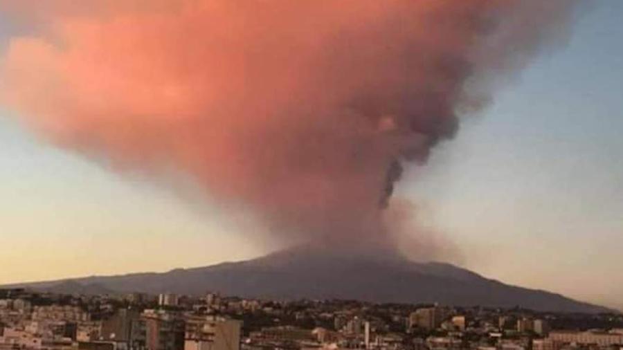 Registra erupción Volcán Etna en Sicilia, Italia