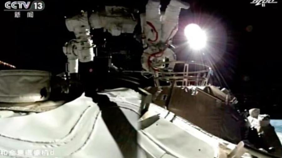 Realizan astronautas chinos segunda caminata espacial 